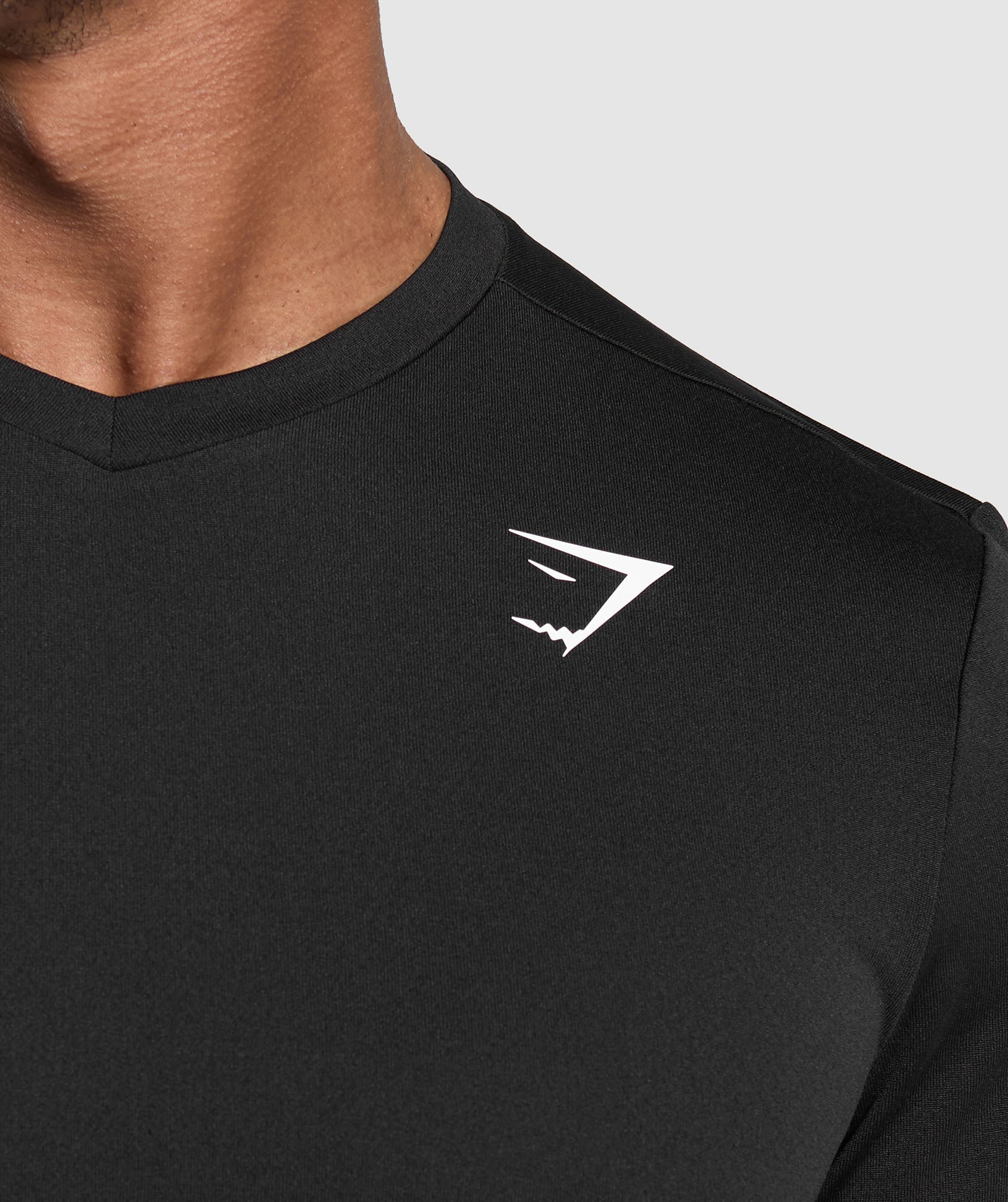 gymshark-arrival-v-neck-t-shirt-black-ss24