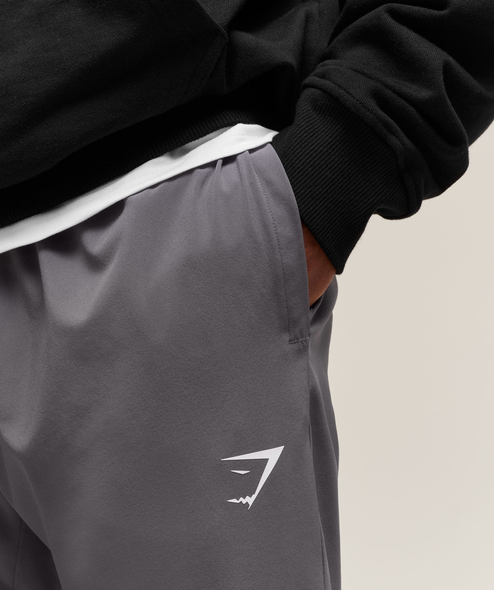 gymshark-arrival-woven-joggers-silhouette-grey-aw22
