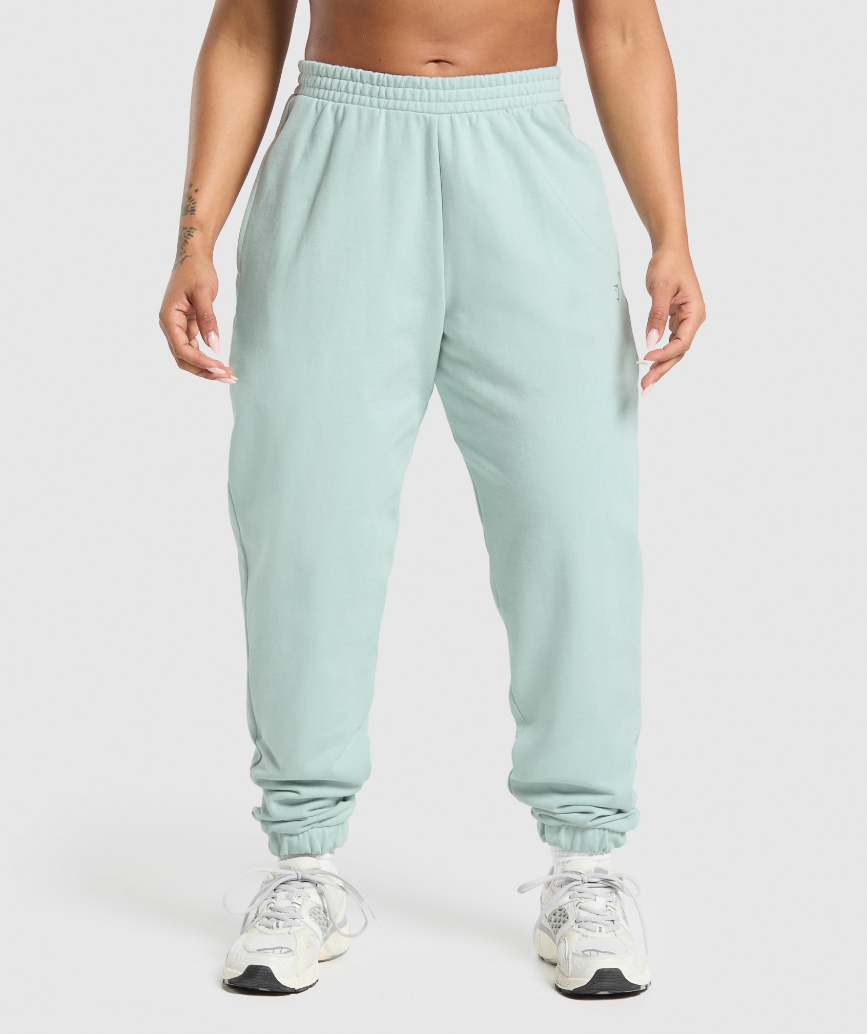 gymshark-back-gains-graphic-joggers-morning-blue-ss25