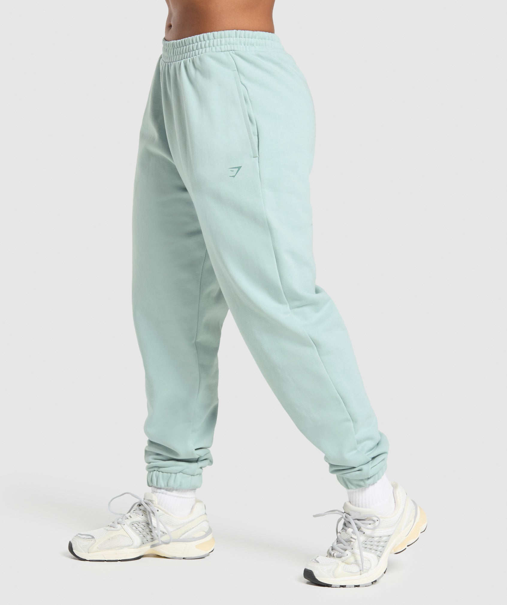 gymshark-back-gains-graphic-joggers-morning-blue-ss25