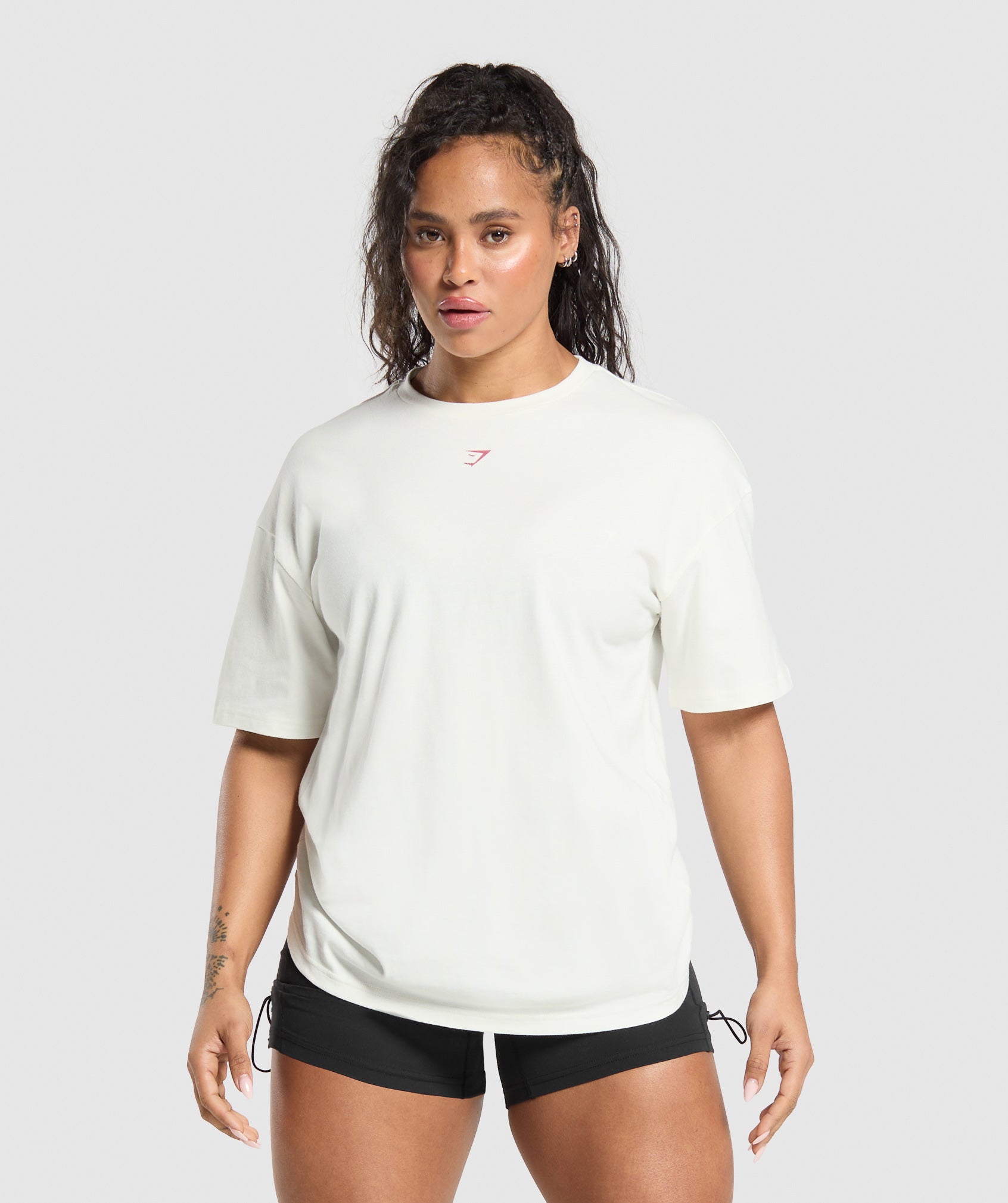 gymshark-back-gains-graphic-oversized-tee-soft-white-ss25