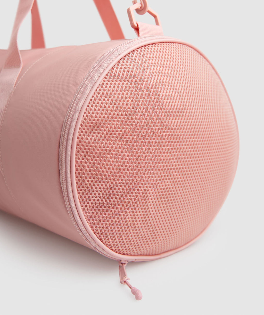 gymshark-barrel-bag-paige-pink-ss22