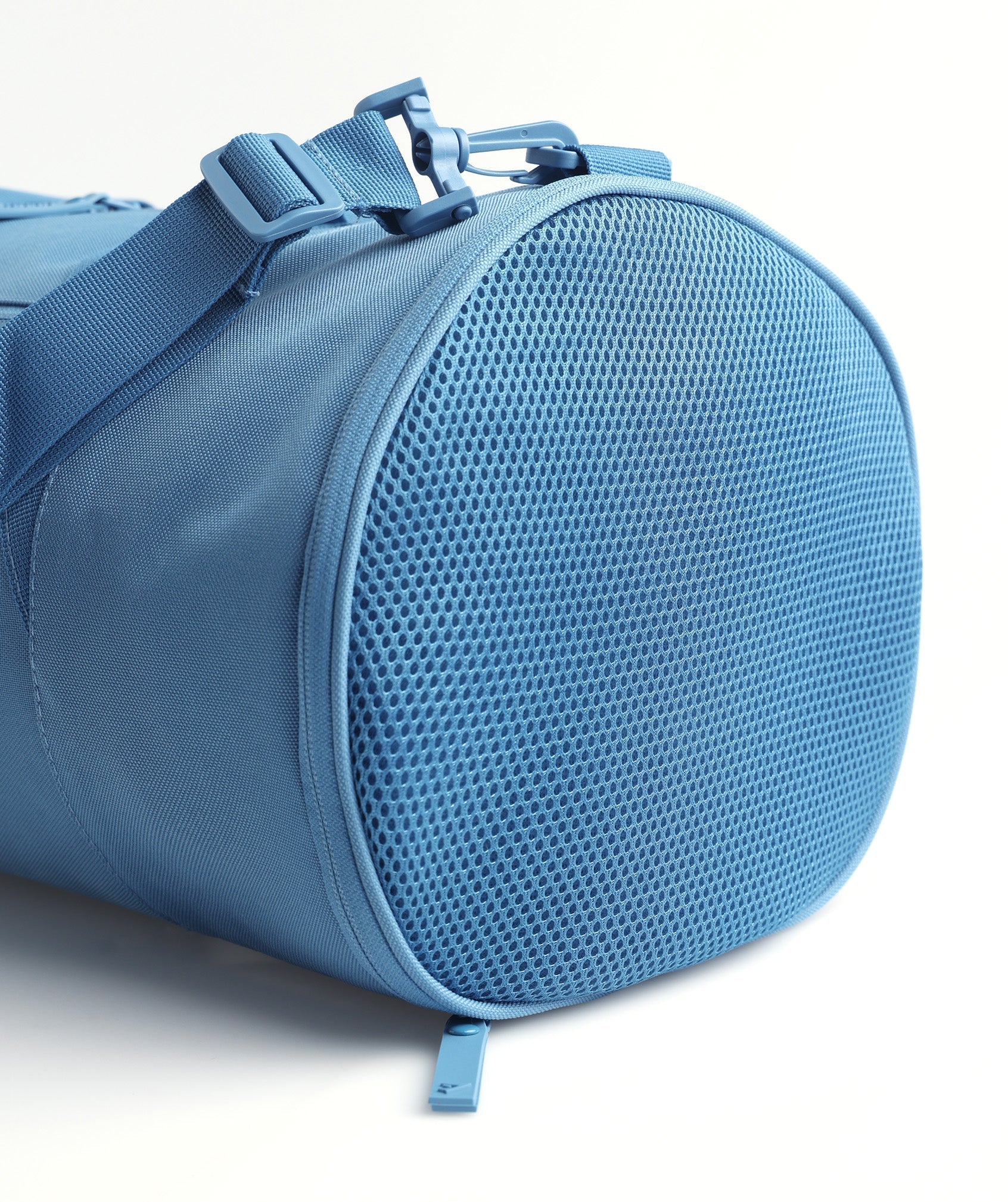 gymshark-bold-barrel-bag-coastal-blue-aw22