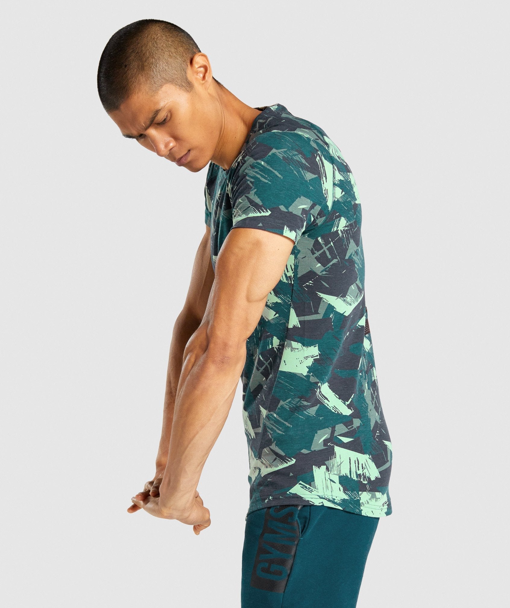 gymshark-bold-muscle-fit-t-shirt-green-print-aw21