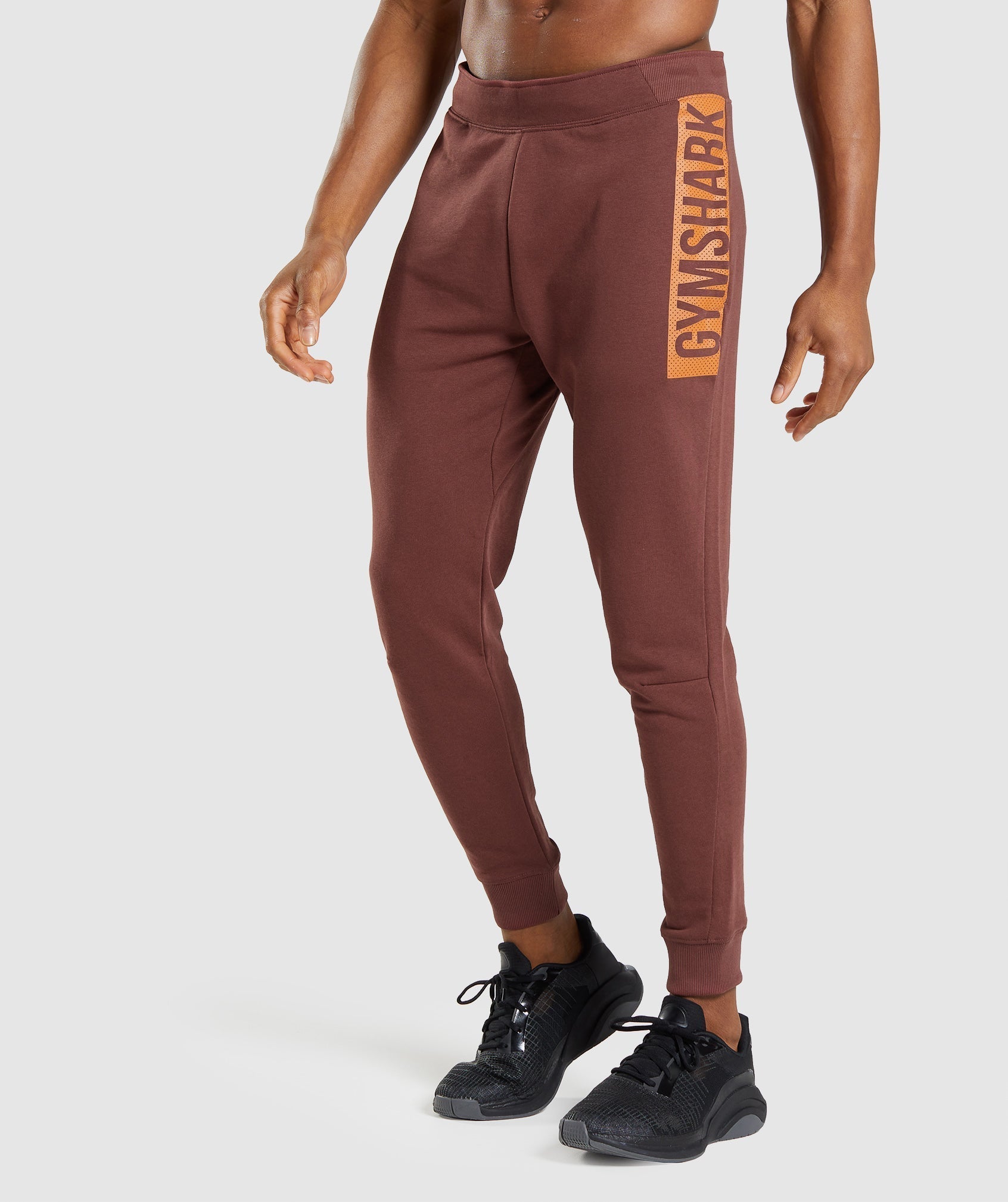 gymshark-bold-joggers-cherry-brown-ss22