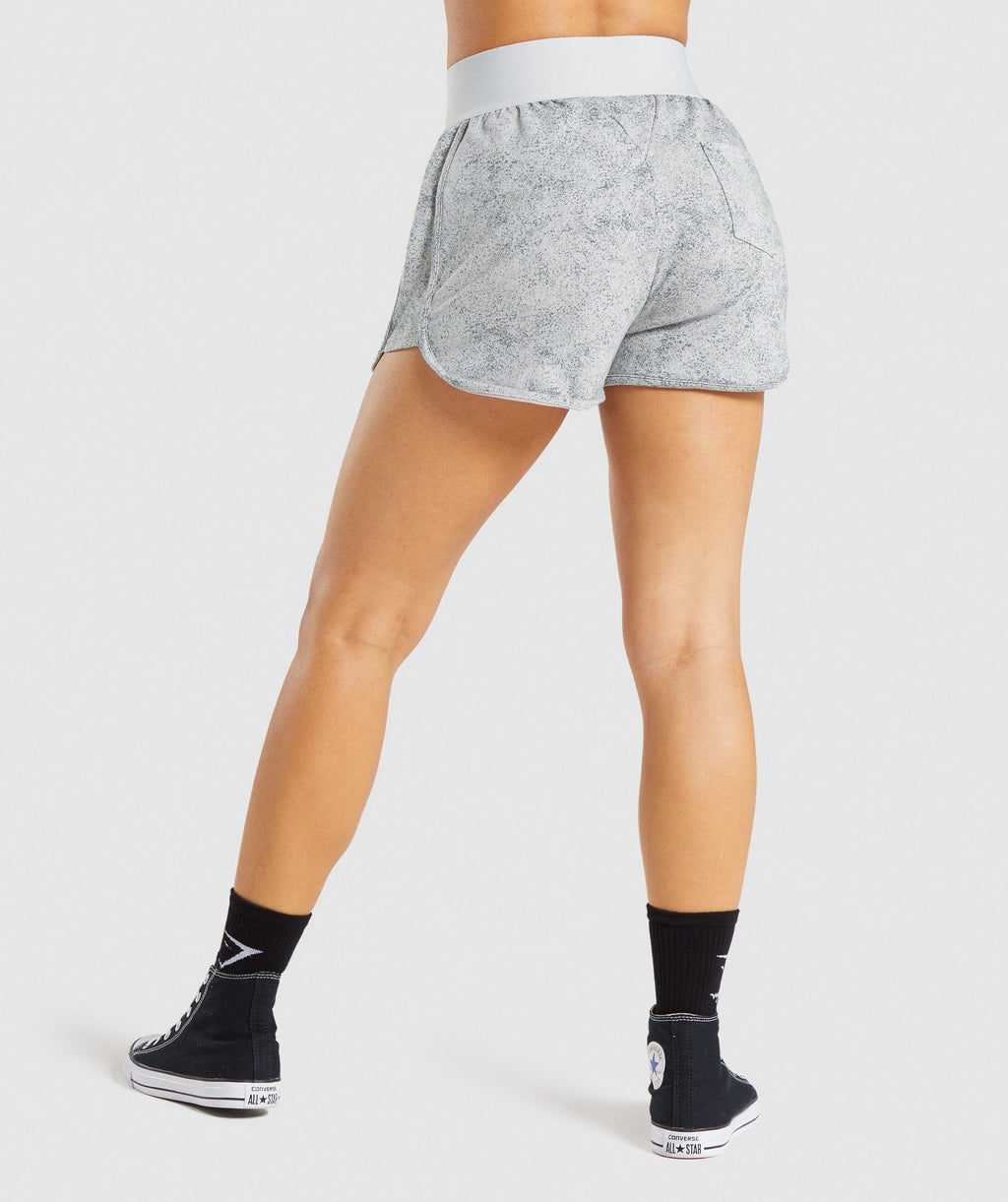 gymshark-chalk-shorts-light-grey-print