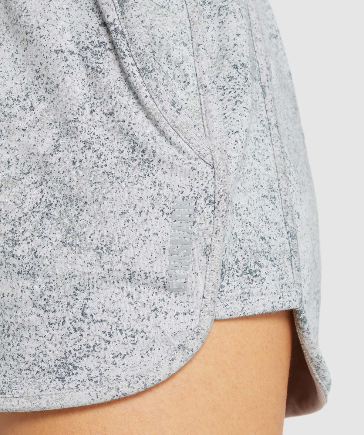 gymshark-chalk-shorts-light-grey-print