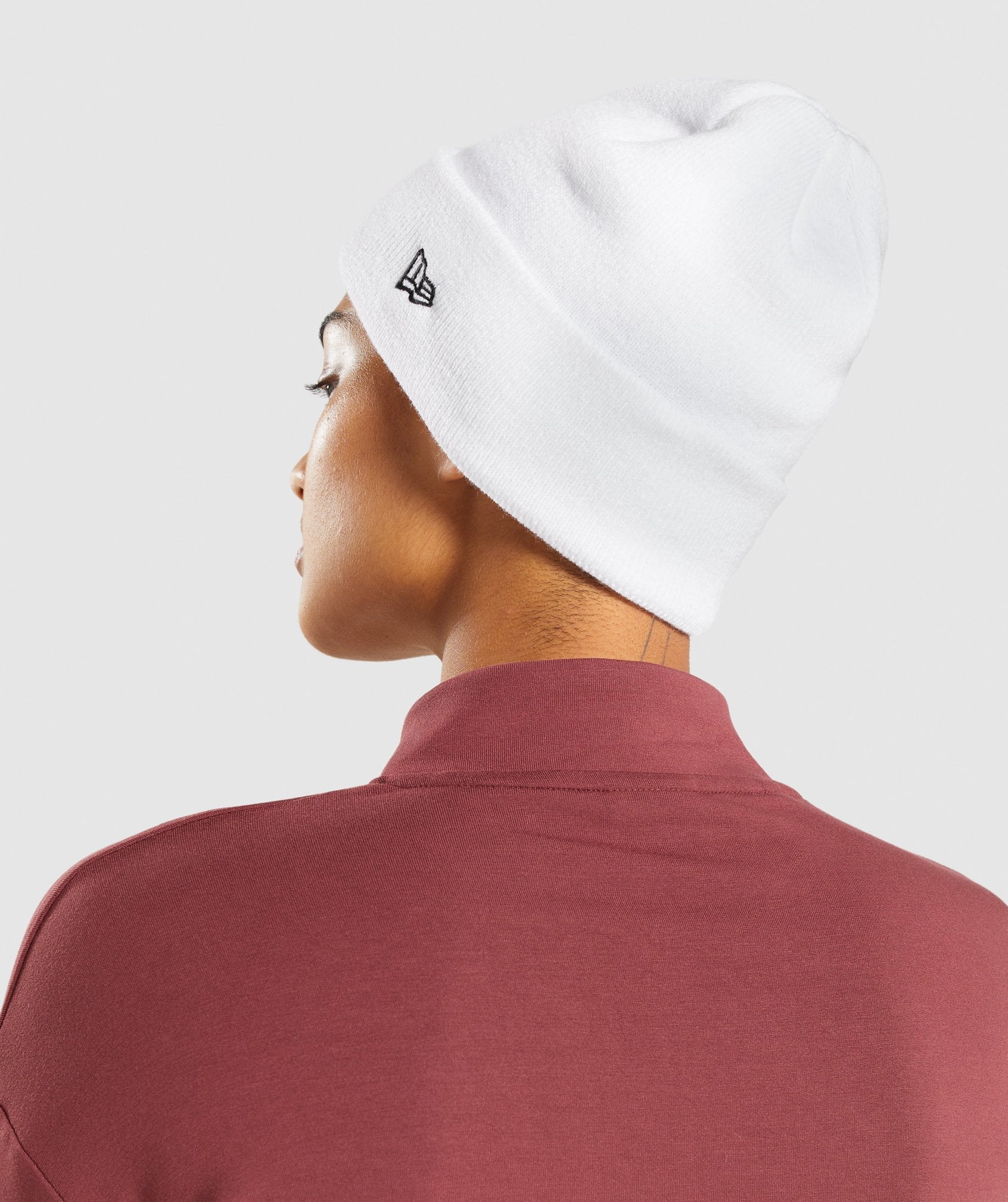 gymshark-new-era-sharkhead-cuff-knit-white-aw21