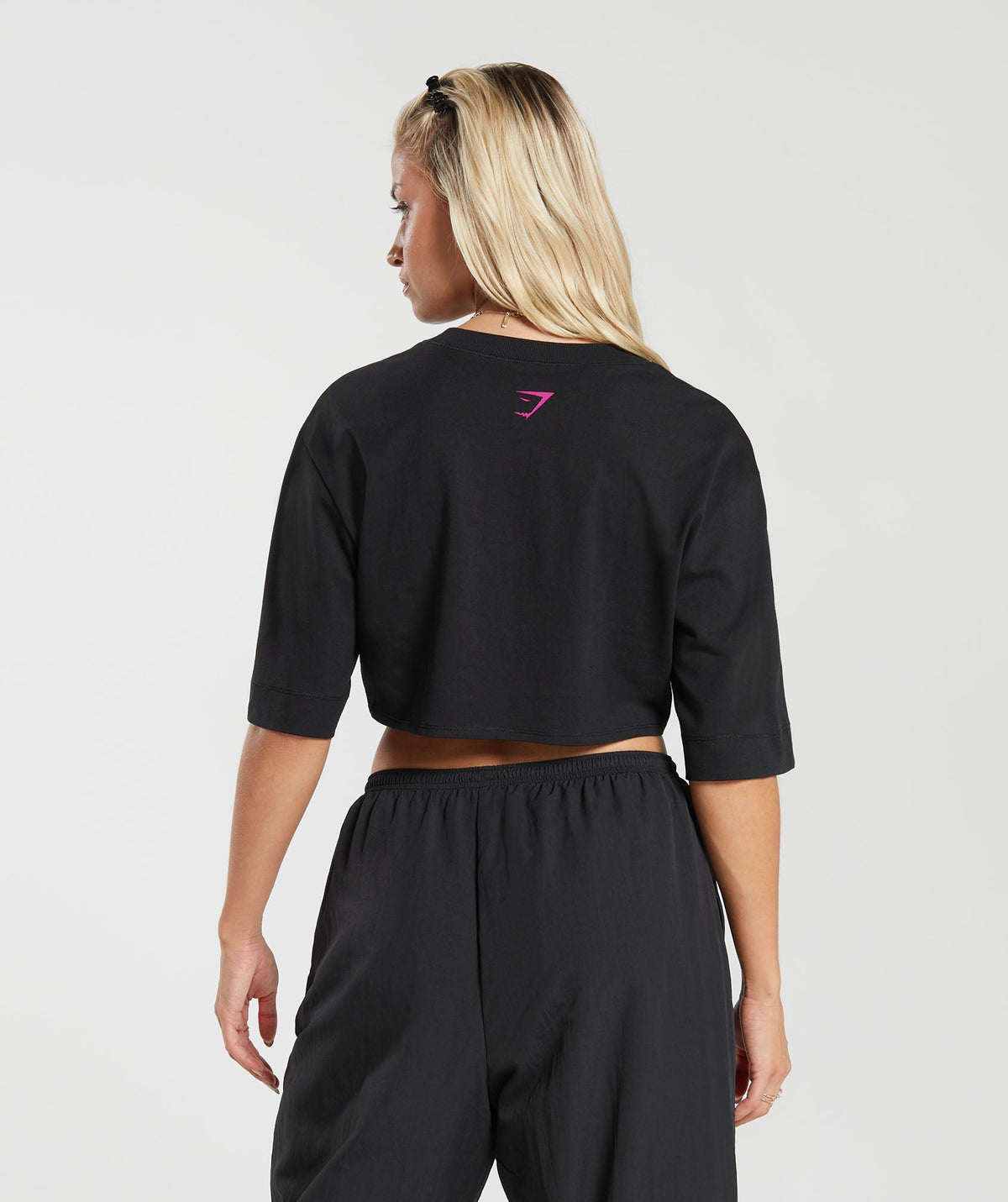 gymshark-cherub-graphic-crop-top-black-aw23
