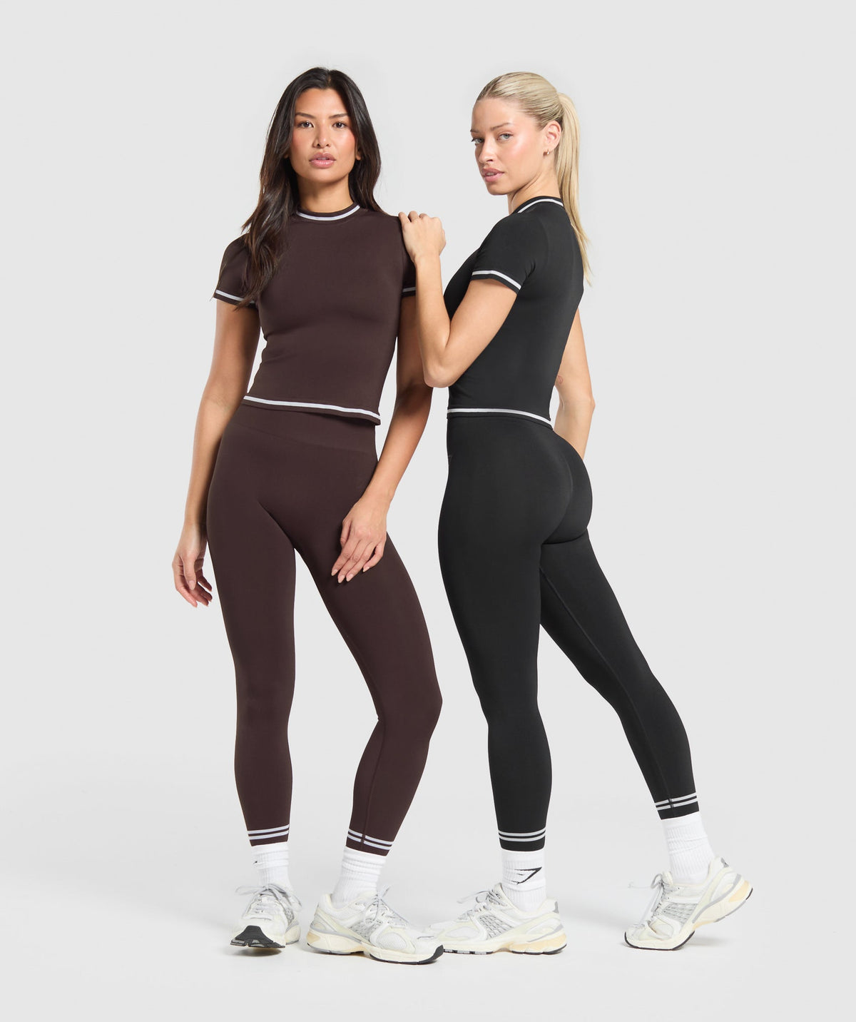 gymshark-contrast-seamless-midi-tee-black-aw24