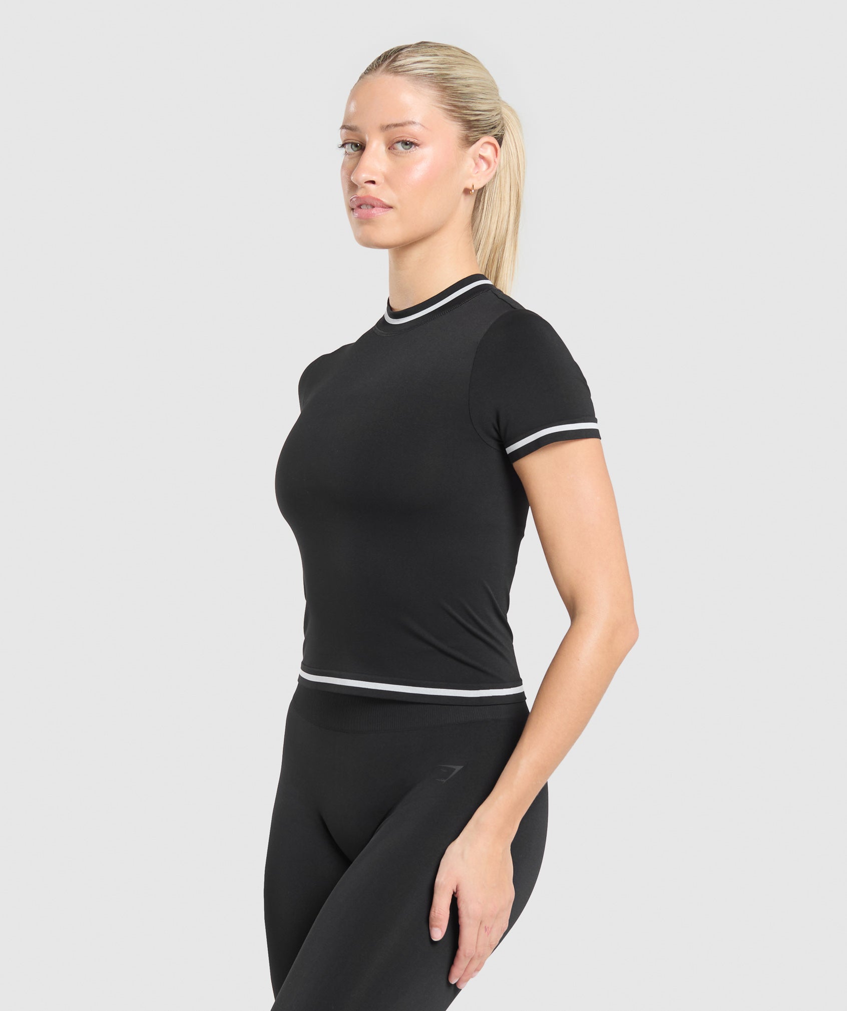 gymshark-contrast-seamless-midi-tee-black-aw24