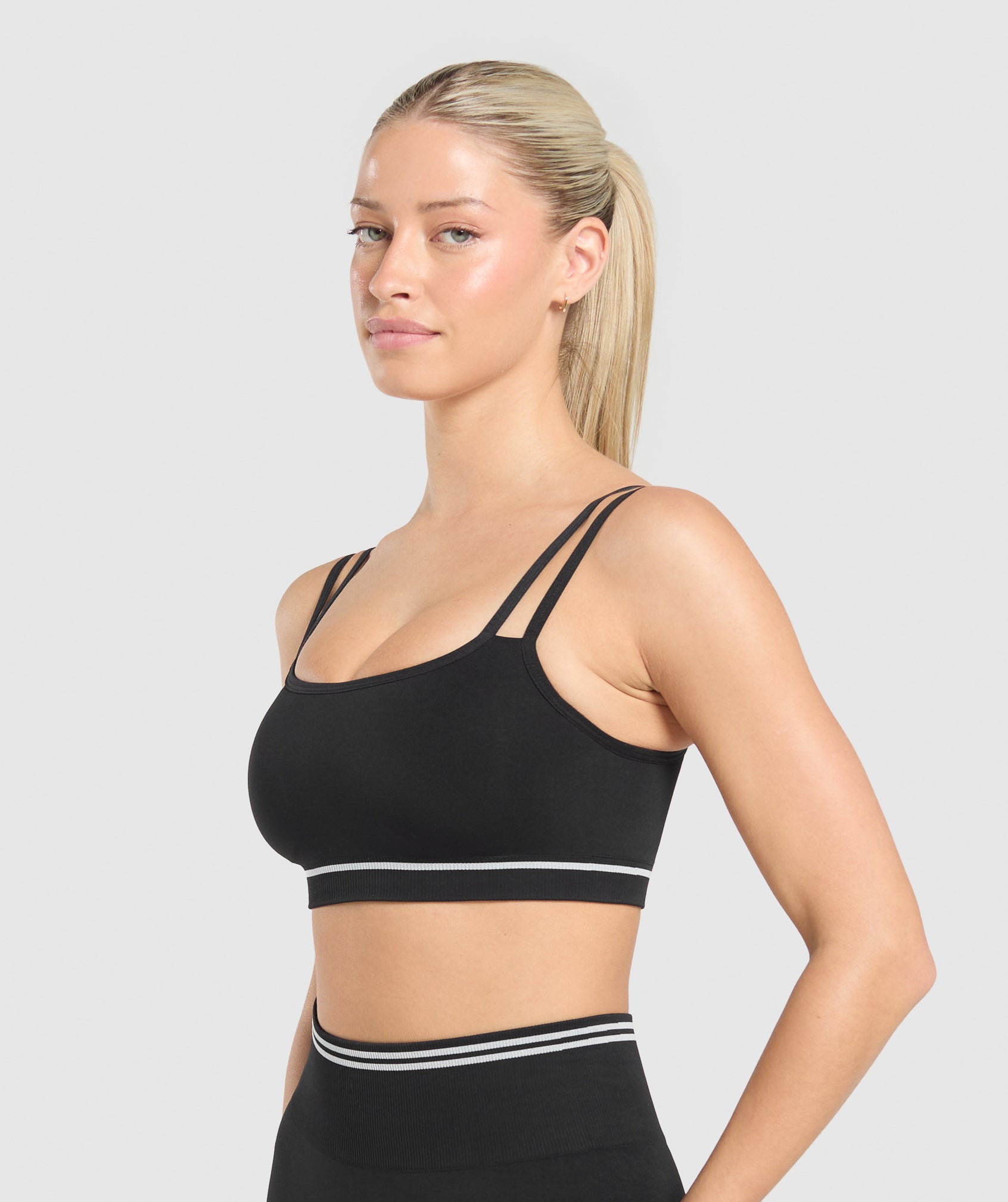 gymshark-contrast-seamless-sports-bra-black-aw24