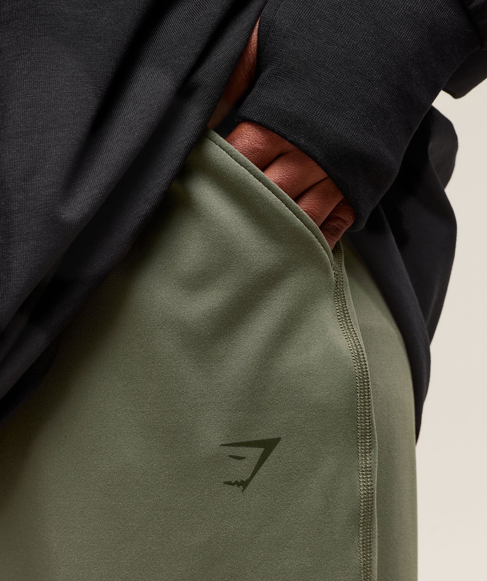 gymshark-covered-jogger-core-olive-ss25