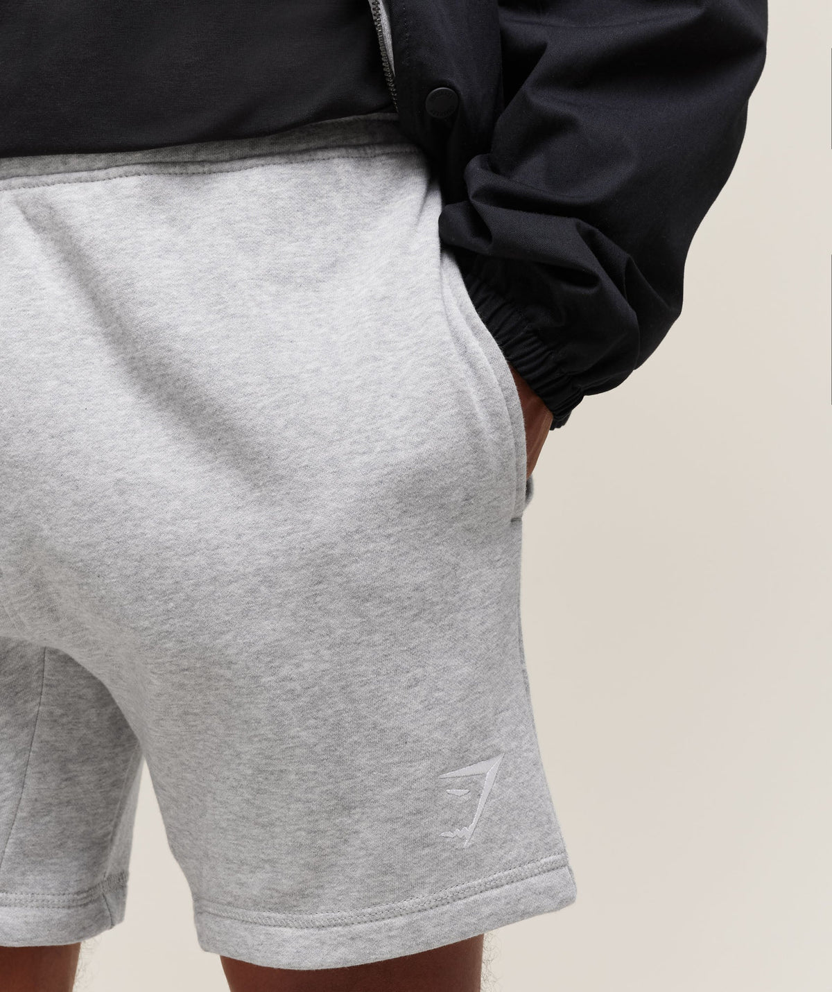 gymshark-crest-7-shorts-light-grey-marl-aw22