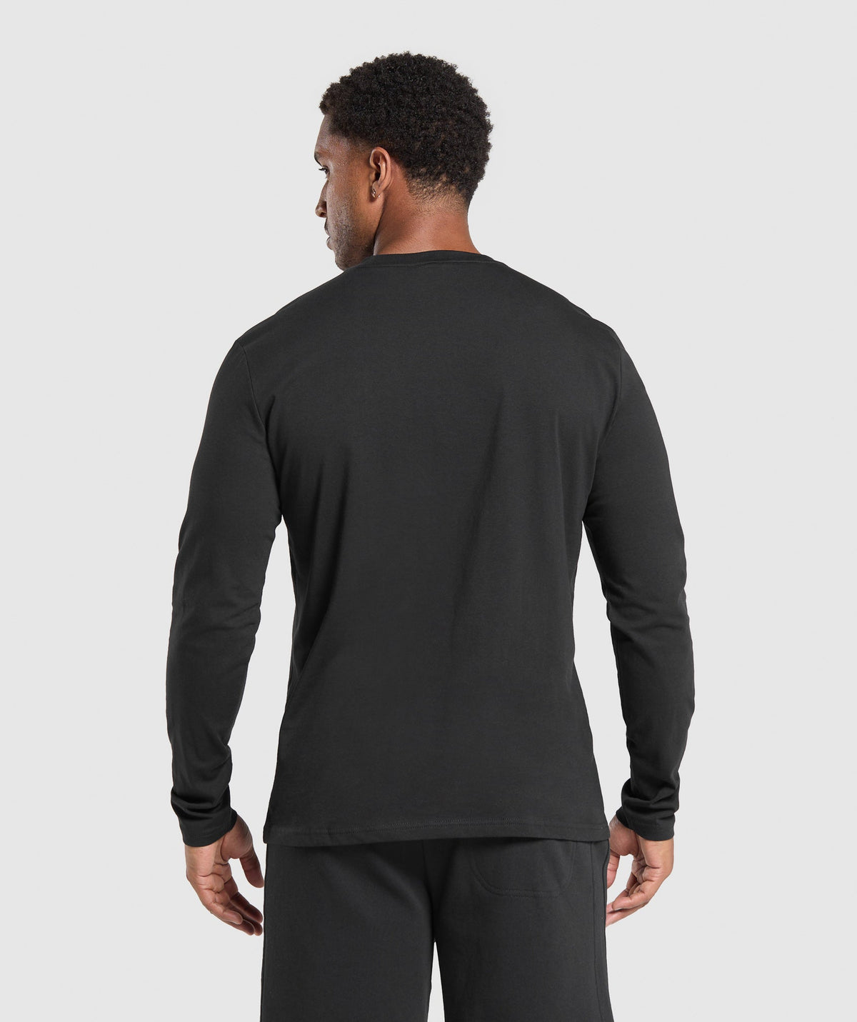 gymshark-crest-long-sleeve-t-shirt-black-ss22