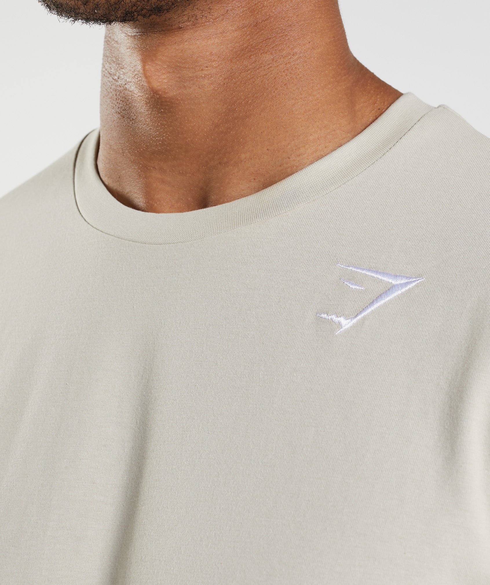 gymshark-crest-t-shirt-pebble-grey-aw22