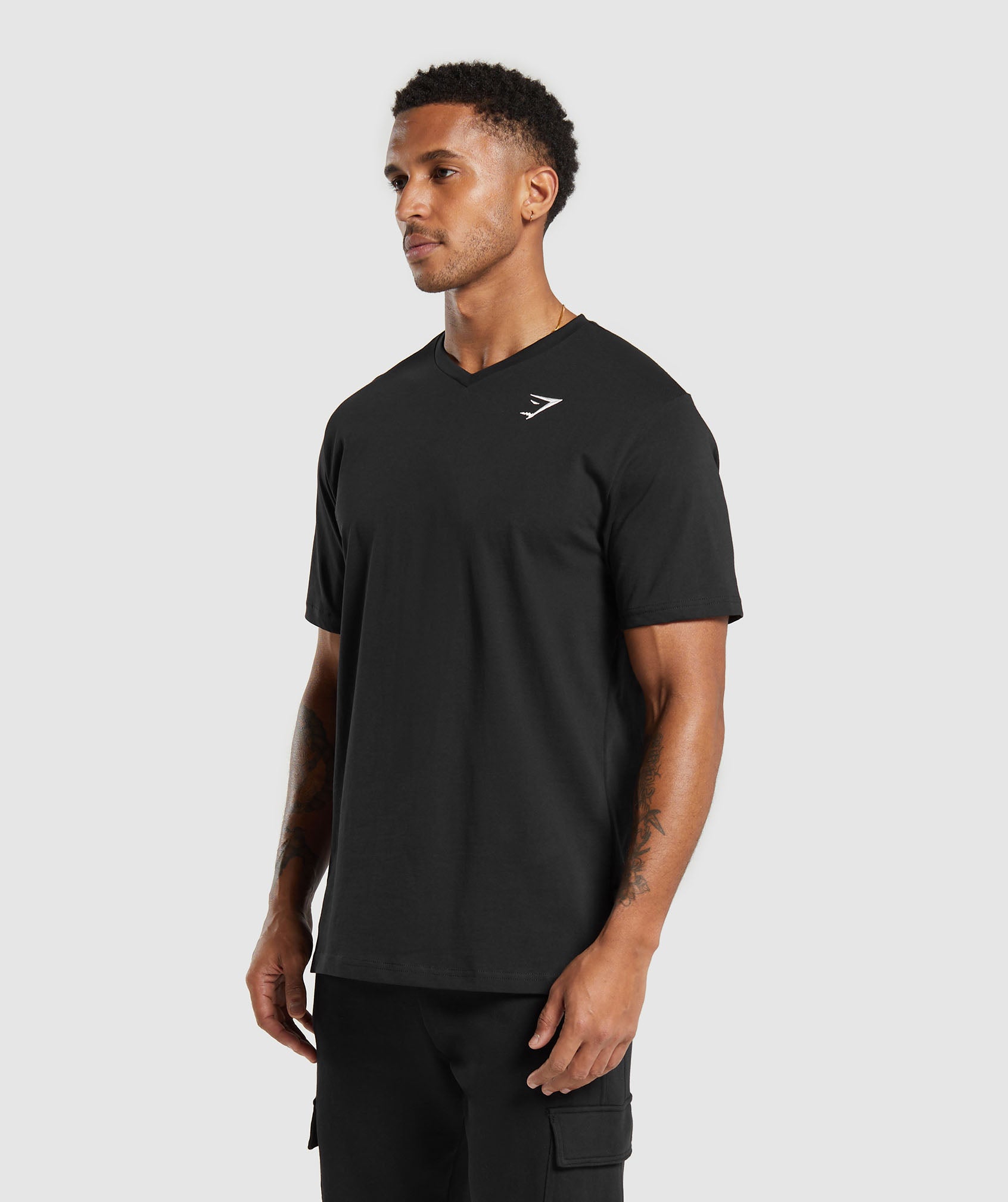 gymshark-crest-v-neck-t-shirt-black-ss24