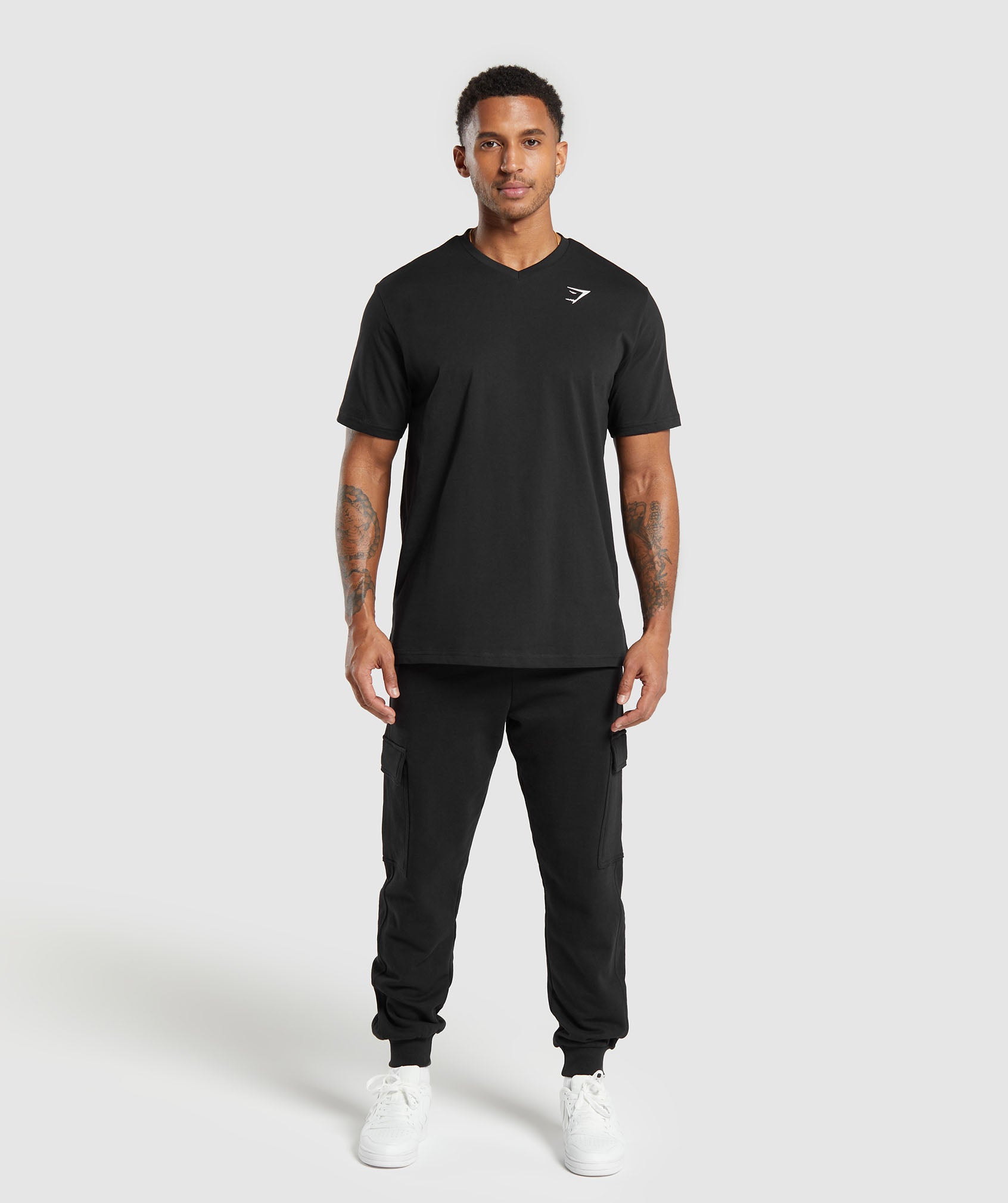 gymshark-crest-v-neck-t-shirt-black-ss24