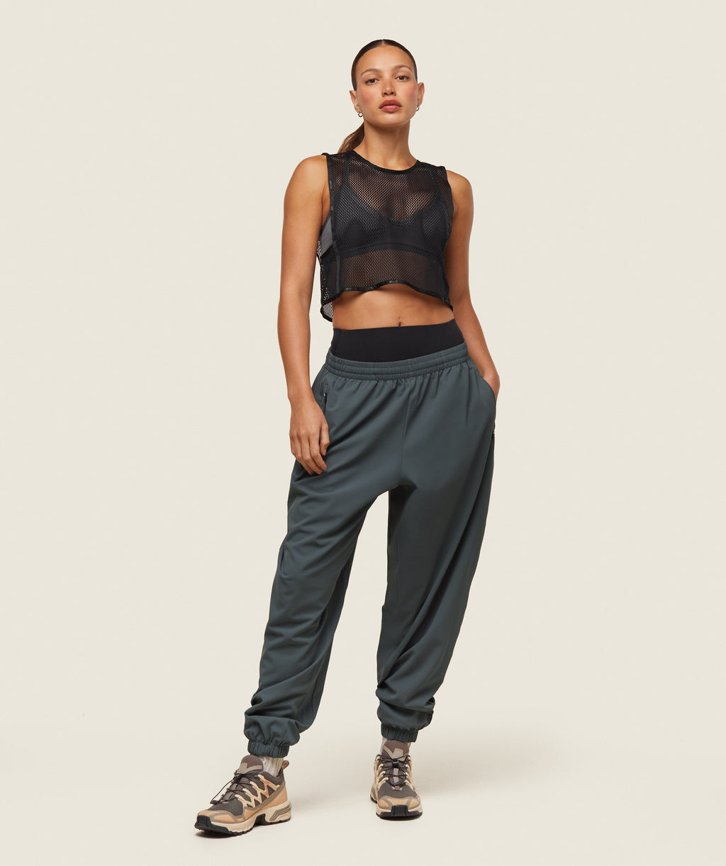 gymshark-everywear-cropped-mesh-tank-black-ss24