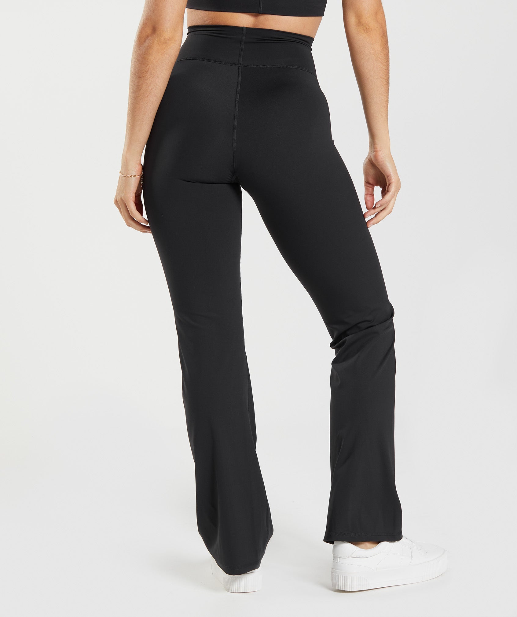 gymshark-elevate-flared-leggings-black-aw22