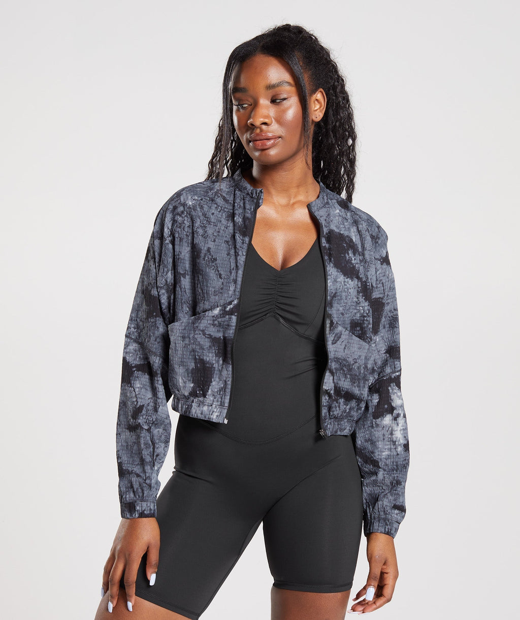 gymshark-elevate-woven-jacket-coin-grey-spray-dye-aw22