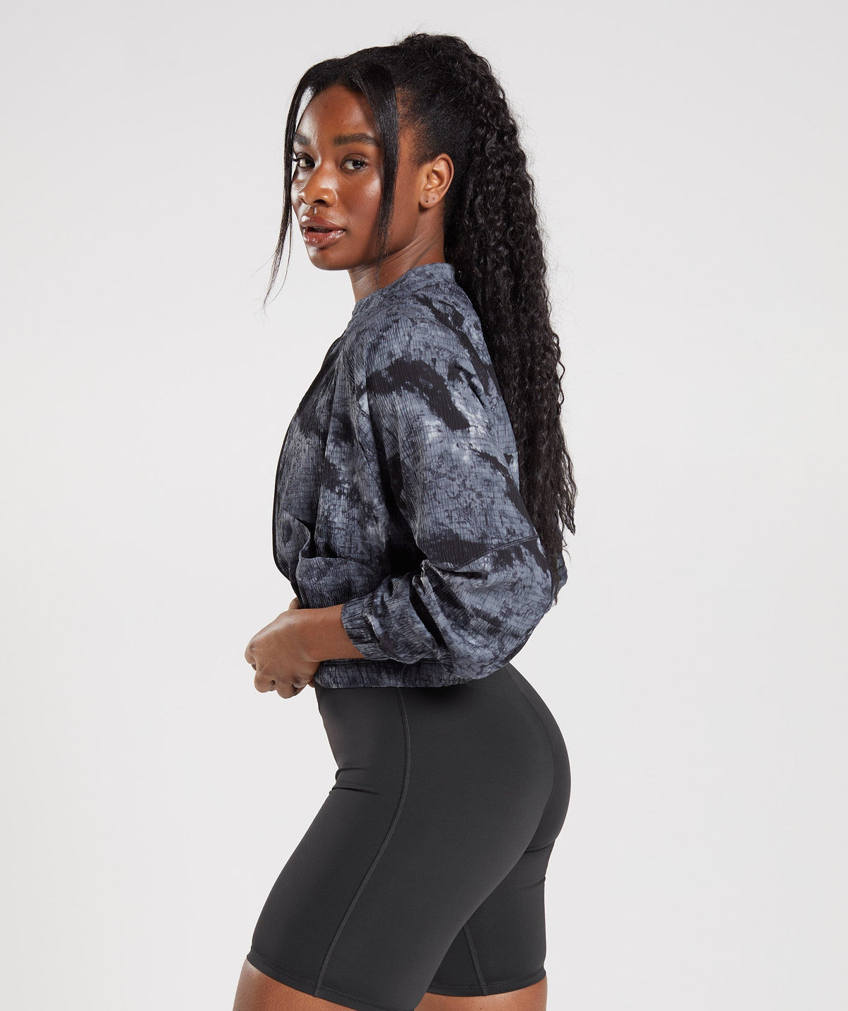 gymshark-elevate-woven-jacket-coin-grey-spray-dye-aw22