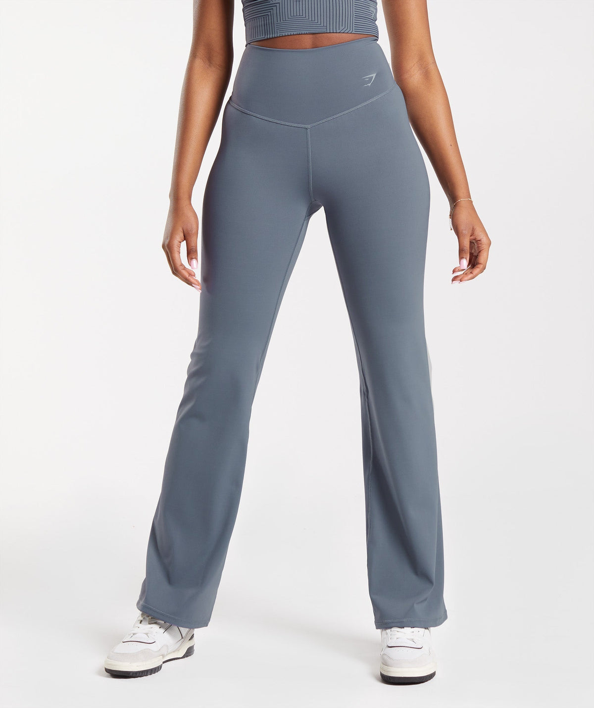 gymshark-elevate-flared-leggings-evening-blue-ss23