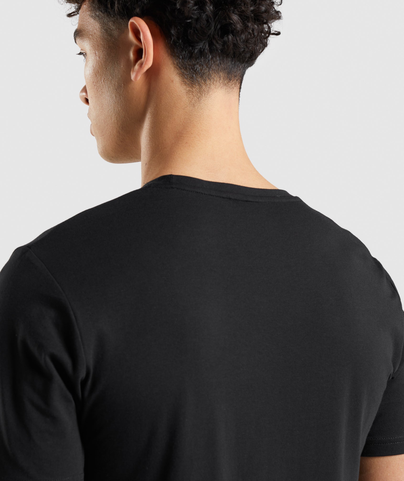 gymshark-essential-ss-slim-tee-black-ss22