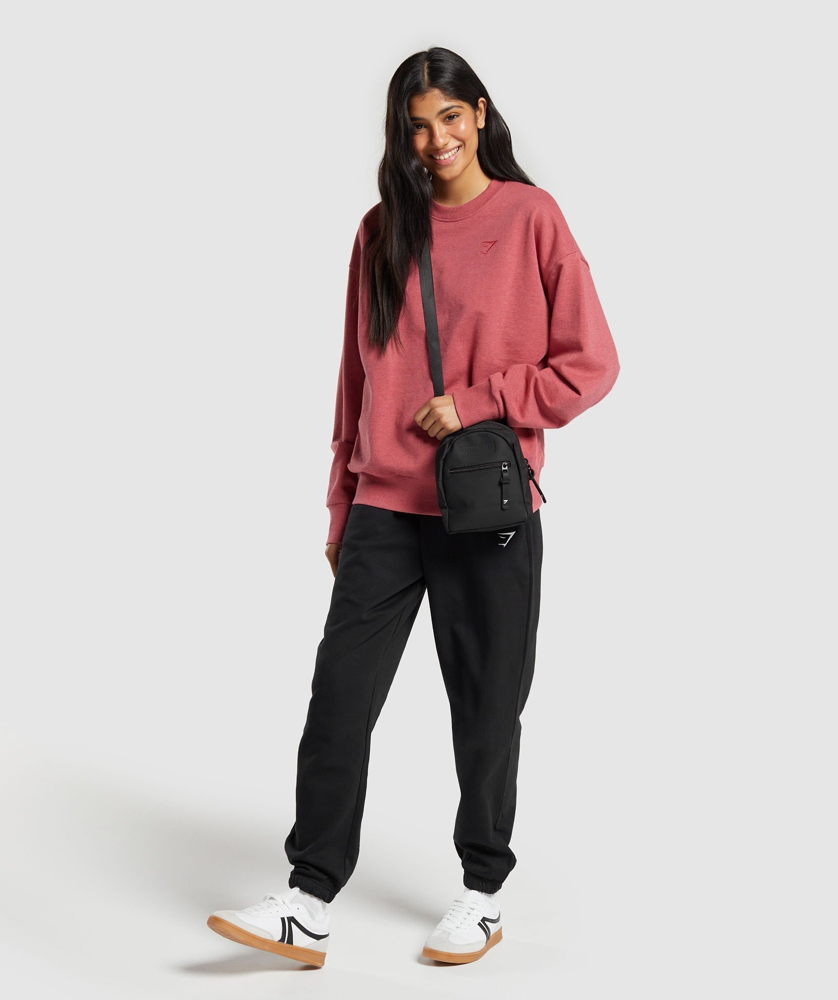 gymshark-everyday-crossbody-bag-black-ss23