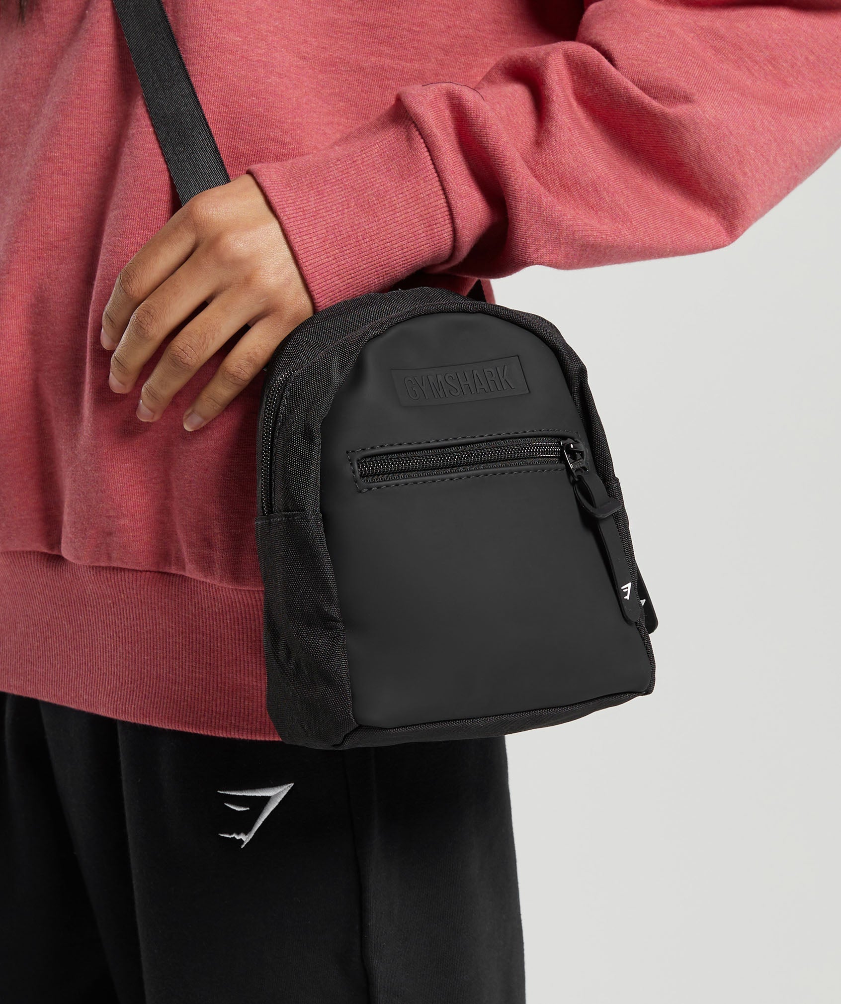 gymshark-everyday-crossbody-bag-black-ss23