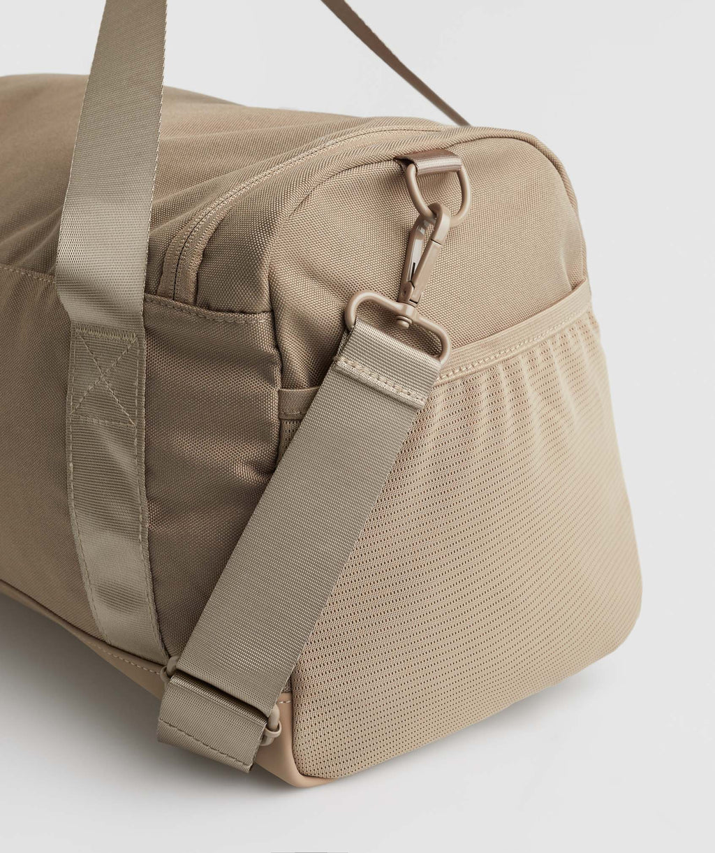 gymshark-small-everyday-holdall-cement-brown-ss23
