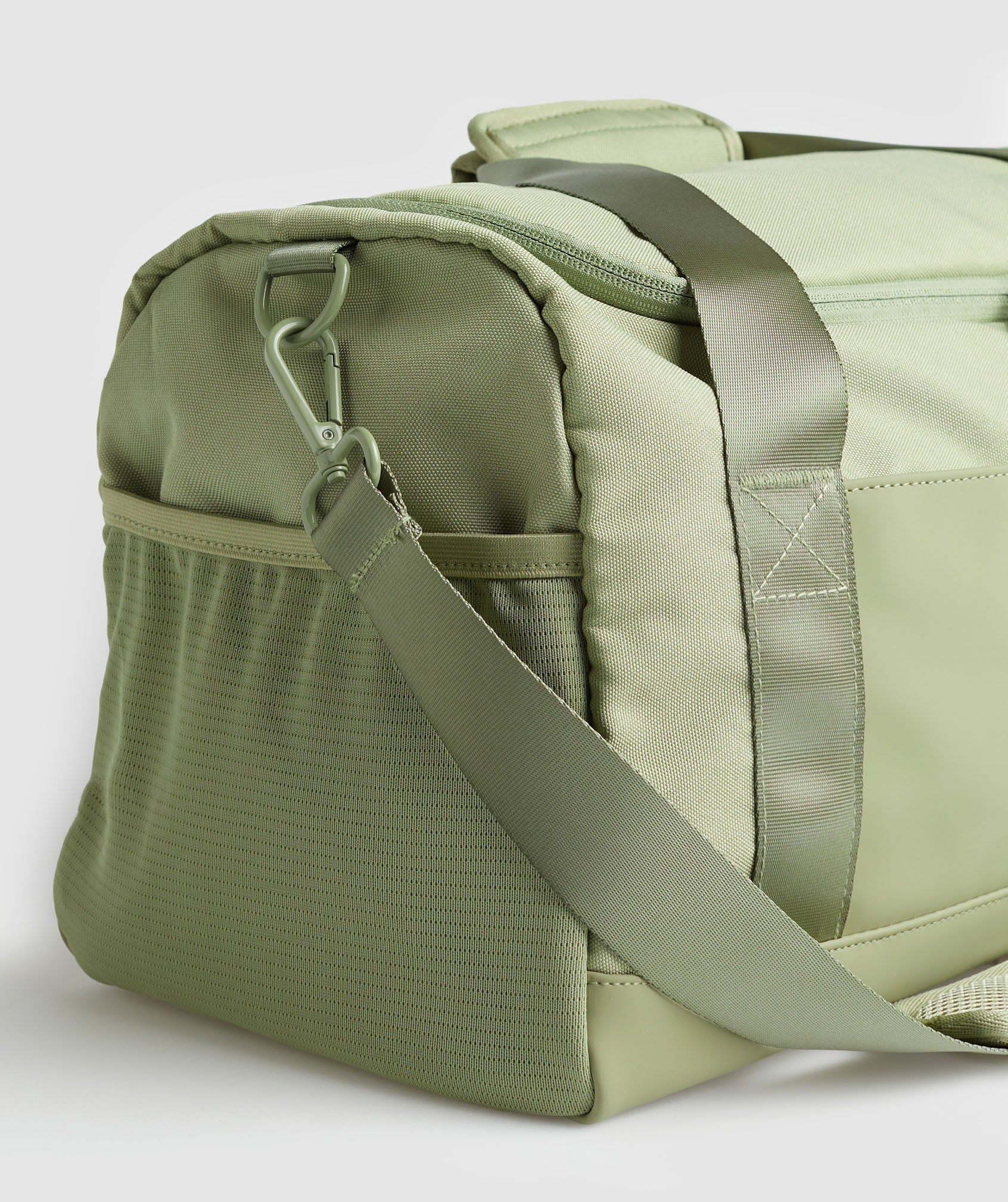 gymshark-everyday-holdall-small-natural-sage-green-ss24