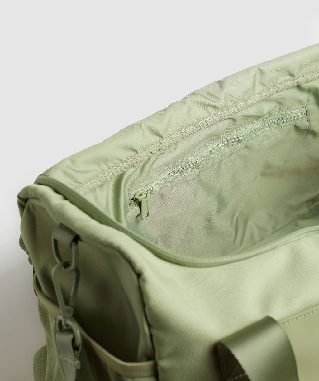 gymshark-everyday-holdall-small-natural-sage-green-ss24