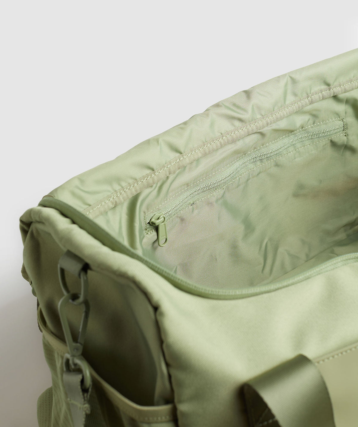 gymshark-everyday-holdall-small-natural-sage-green-ss24