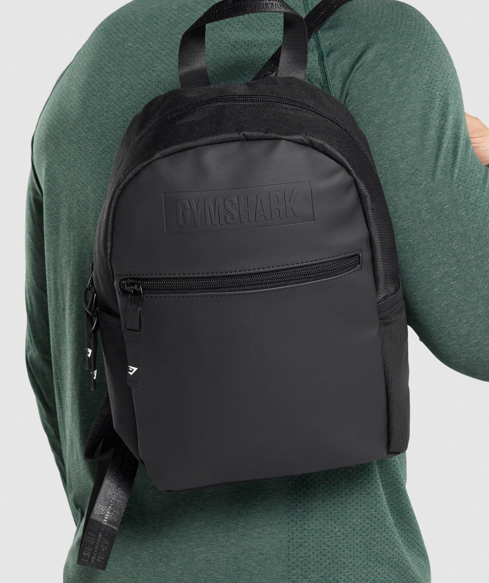 gymshark-everyday-mini-backpack-black-aw21