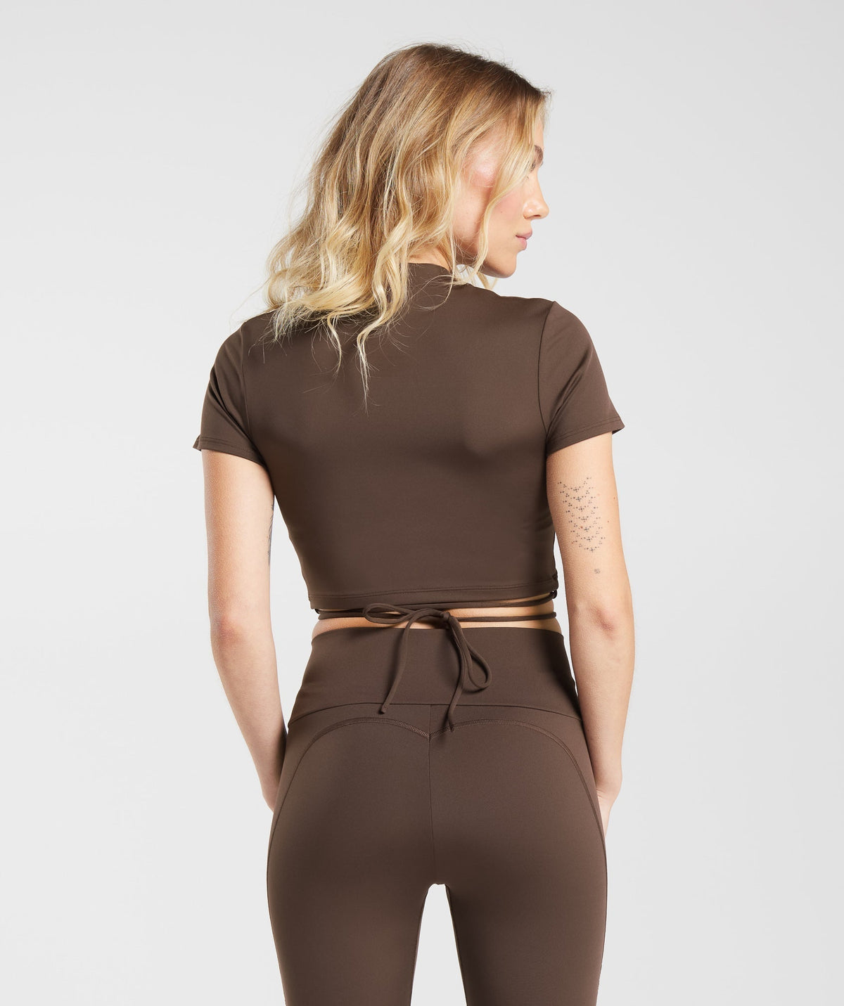 gymshark-everyday-mock-neck-ribbon-t-shirt-archive-brown-aw23