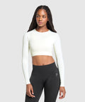 gymshark-everyday-seamless-long-sleeve-crop-top-soft-white-ss25