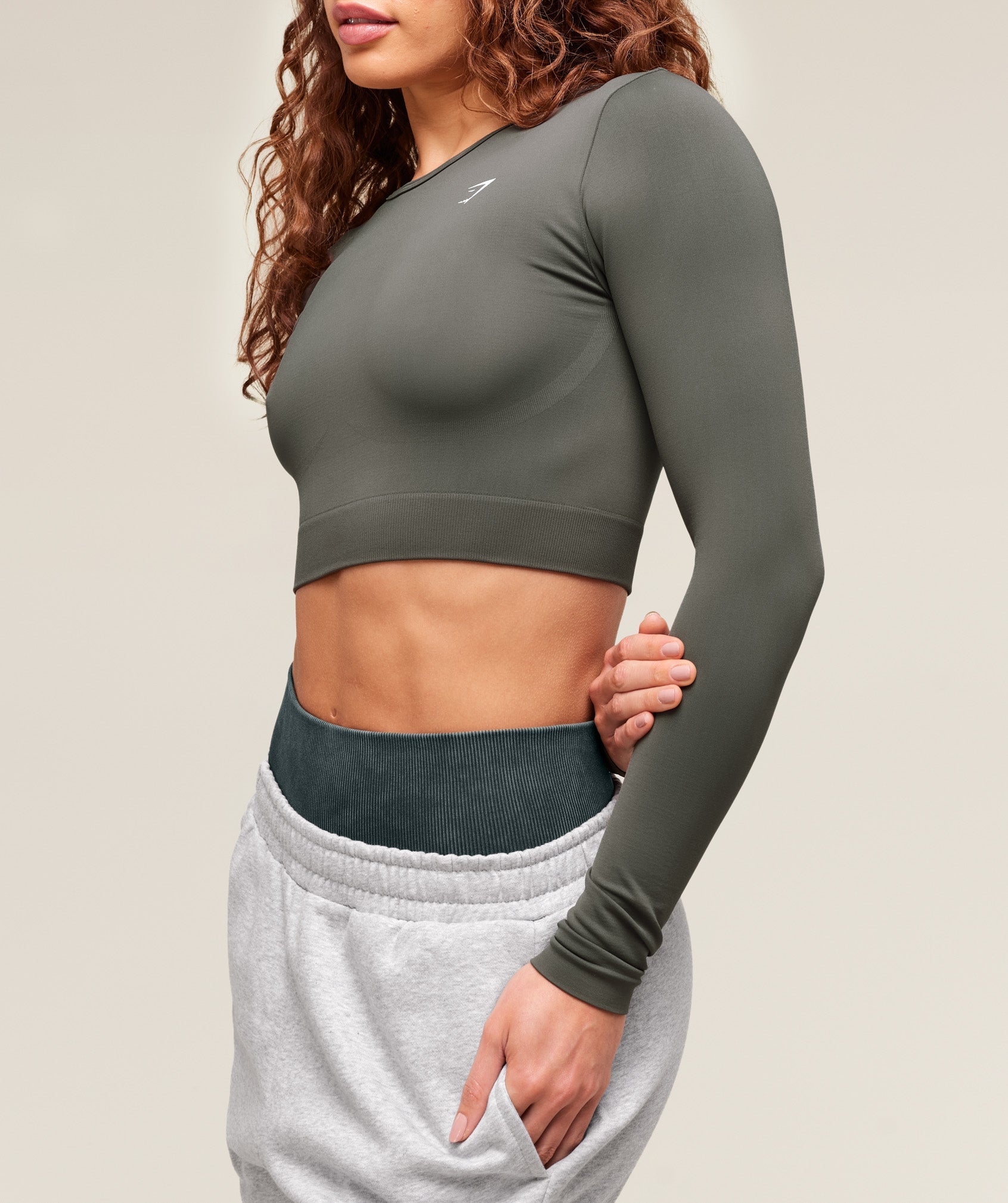 gymshark-everyday-seamless-long-sleeve-crop-top-strength-green-aw24