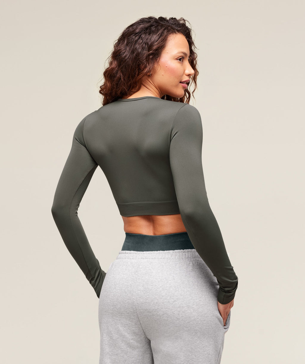 gymshark-everyday-seamless-long-sleeve-crop-top-strength-green-aw24