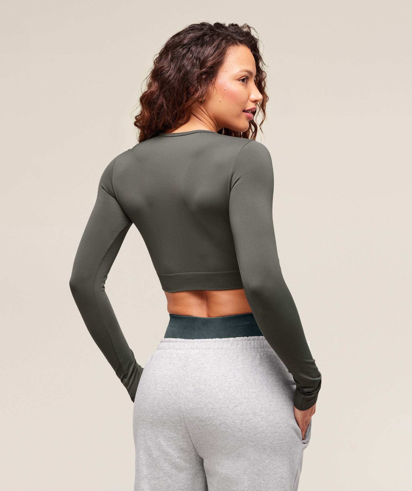 gymshark-everyday-seamless-long-sleeve-crop-top-strength-green-aw24