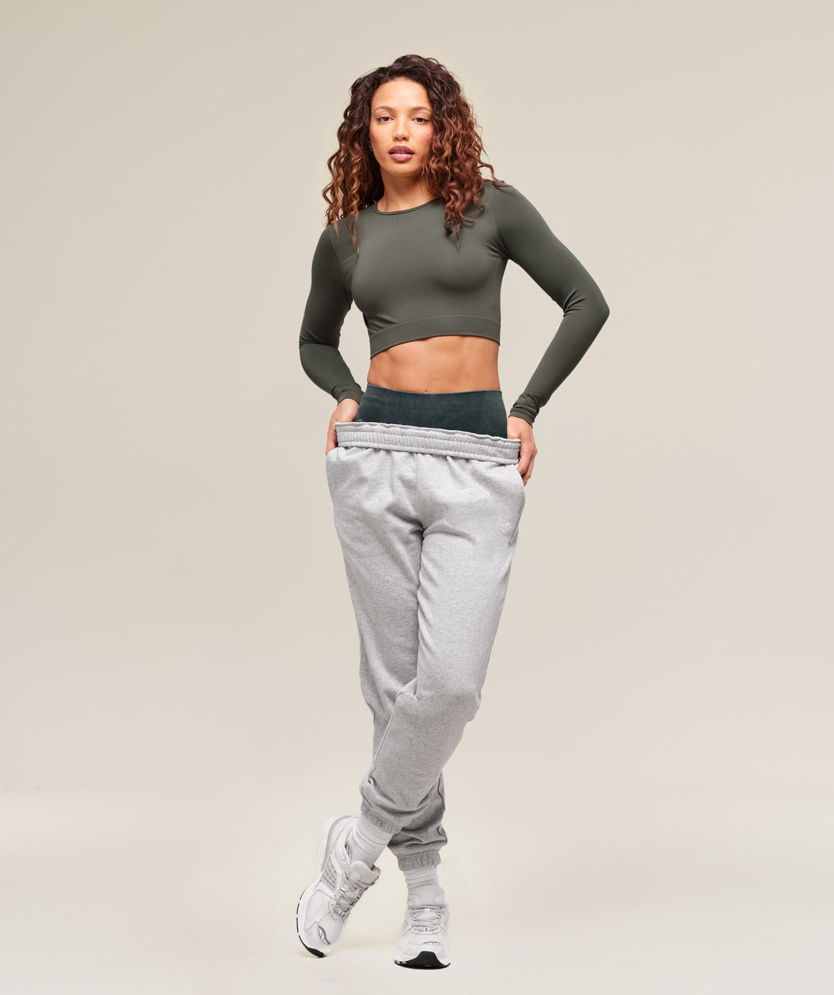 gymshark-everyday-seamless-long-sleeve-crop-top-strength-green-aw24