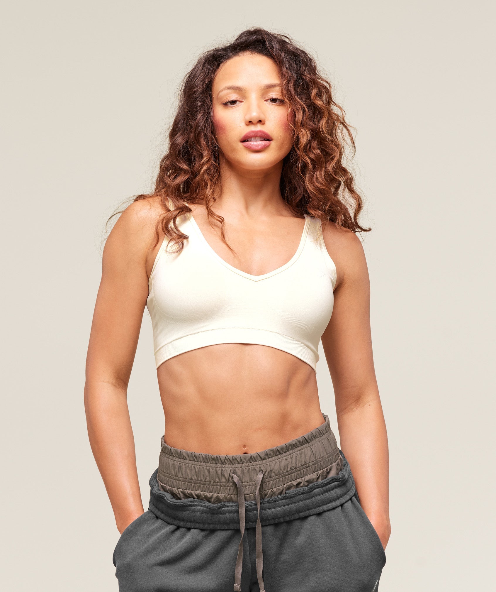 gymshark-everyday-seamless-sports-bra-soft-white-ss25