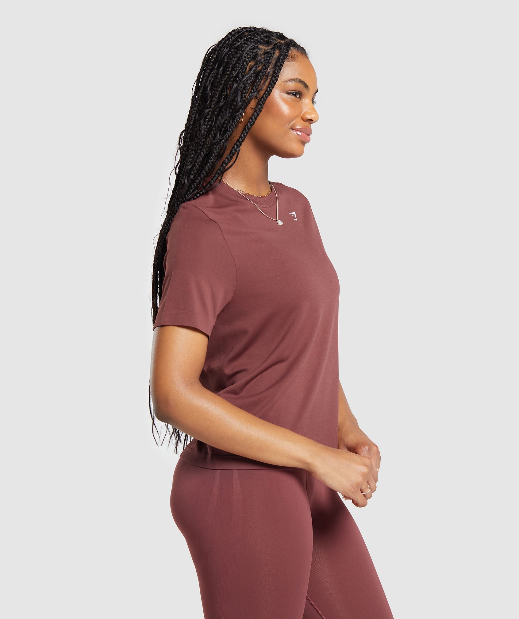 gymshark-everyday-seamless-t-shirt-burgundy-brown-ss24