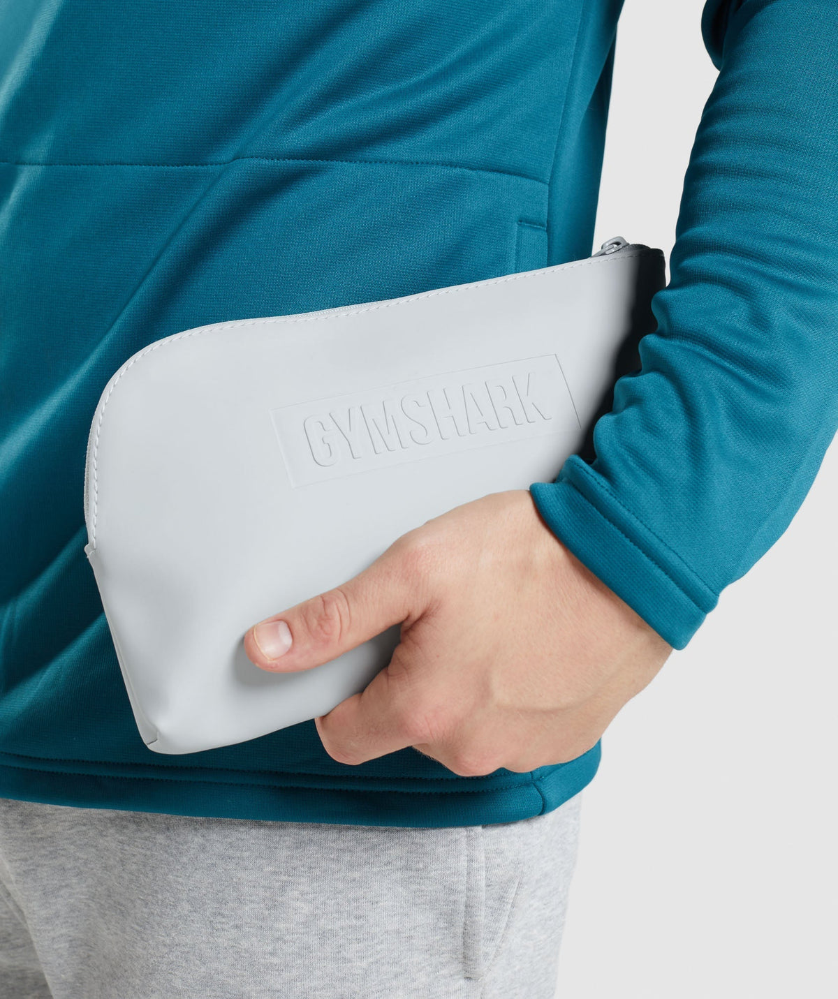 gymshark-everyday-wash-bag-light-grey-aw21