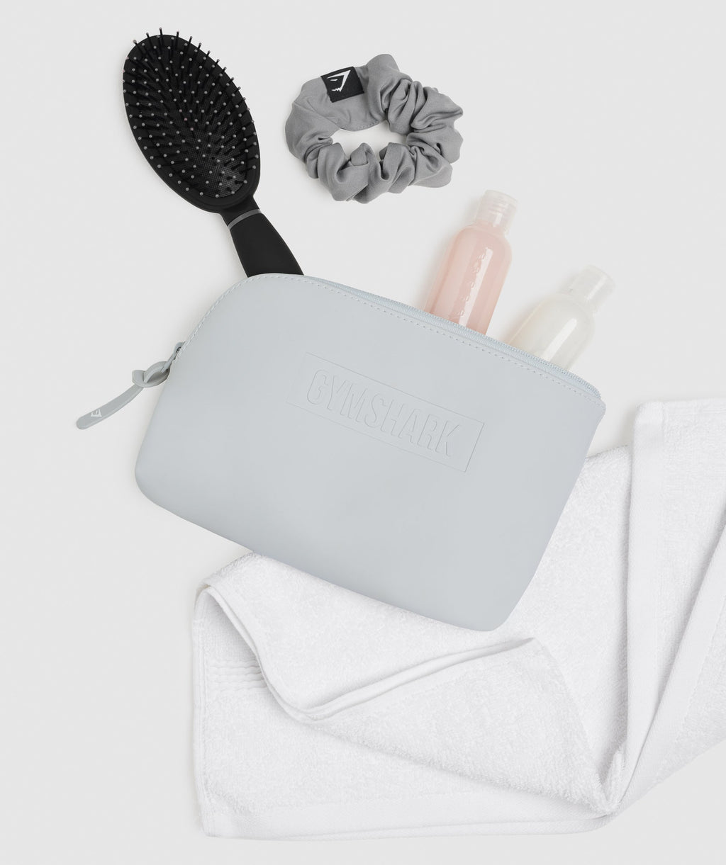 gymshark-everyday-wash-bag-light-grey-aw21