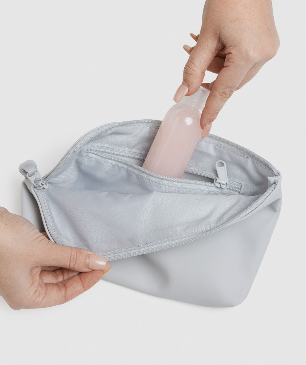 gymshark-everyday-wash-bag-light-grey-aw21