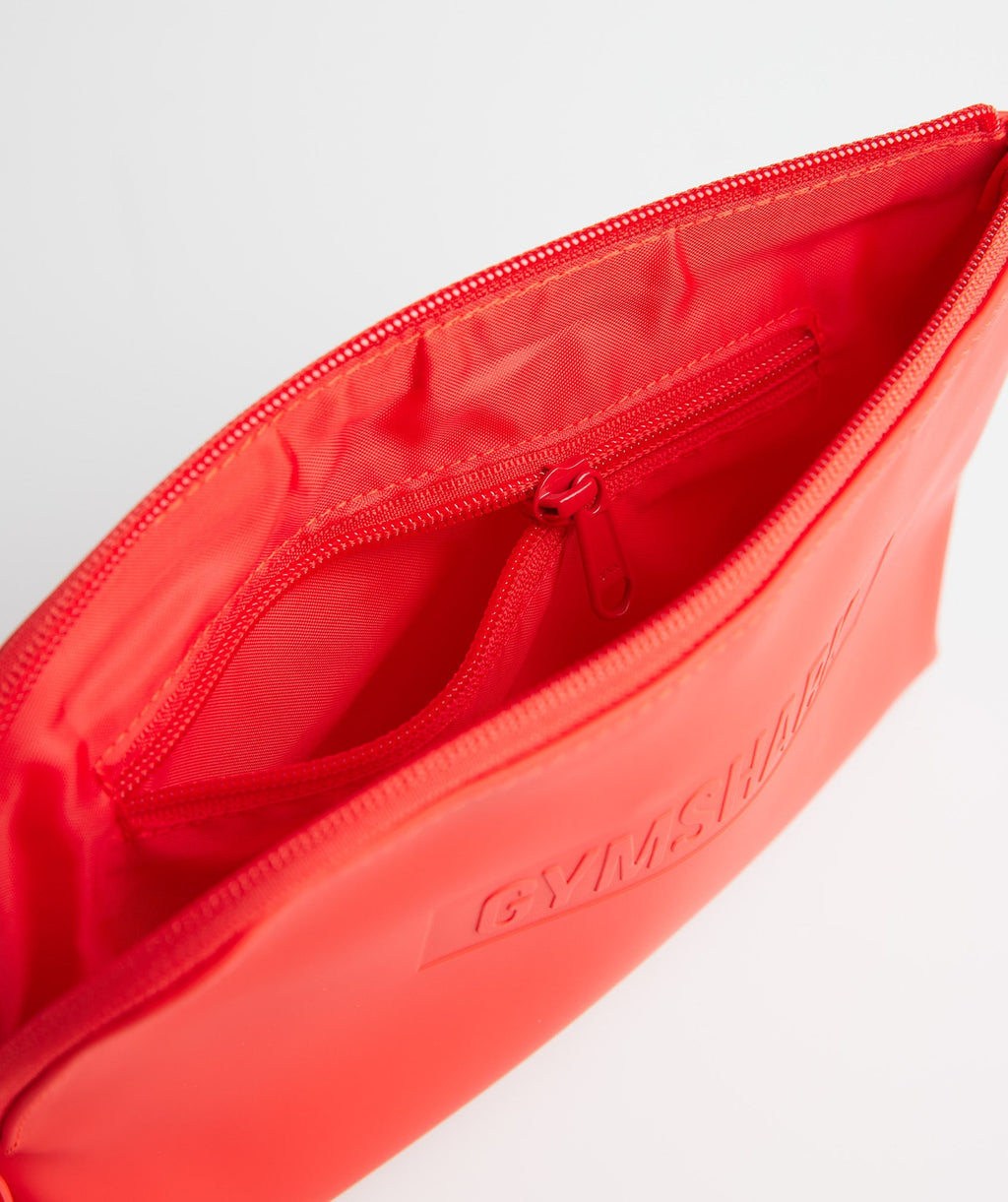 gymshark-everyday-wash-bag-chilli-red-aw22