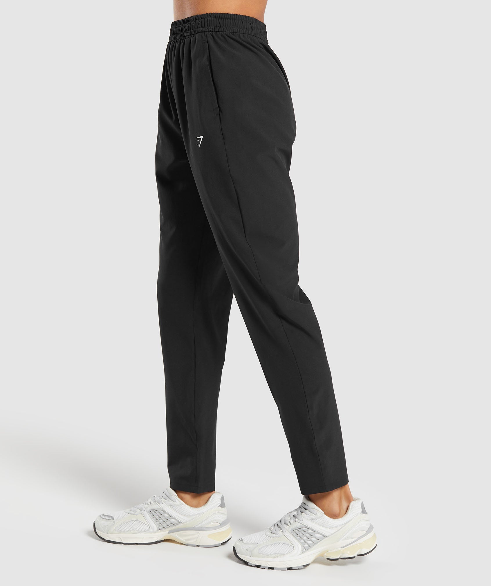 gymshark-everyday-woven-pant-black-aw24