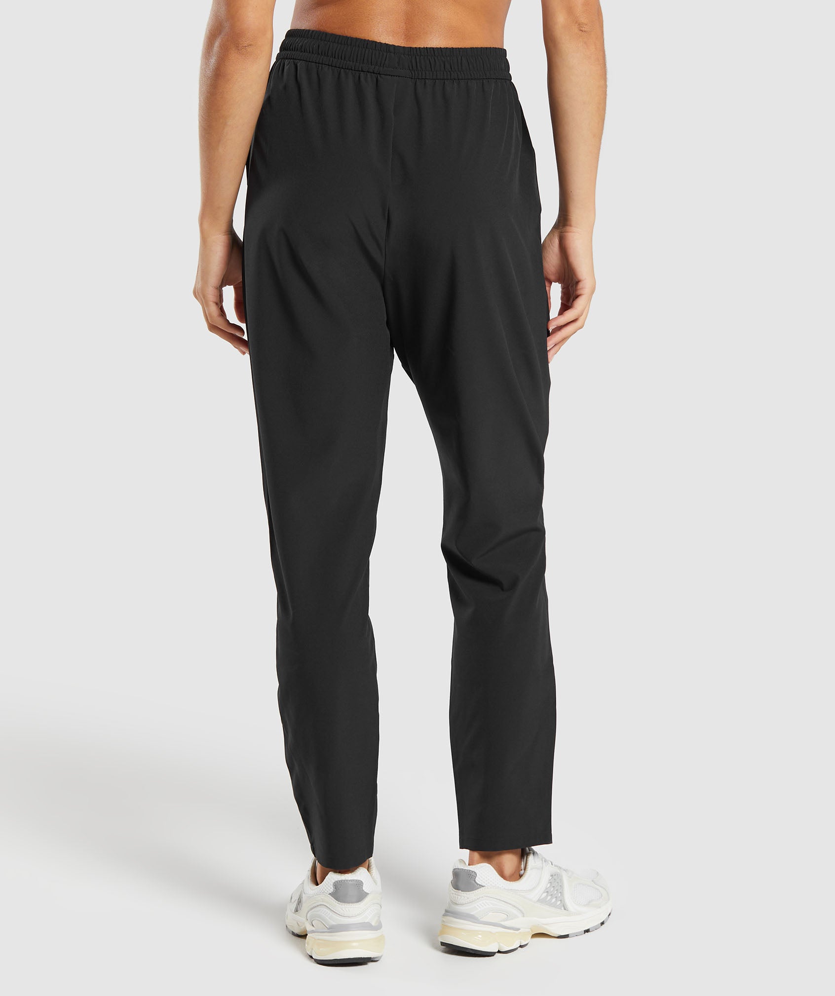 gymshark-everyday-woven-pant-black-aw24