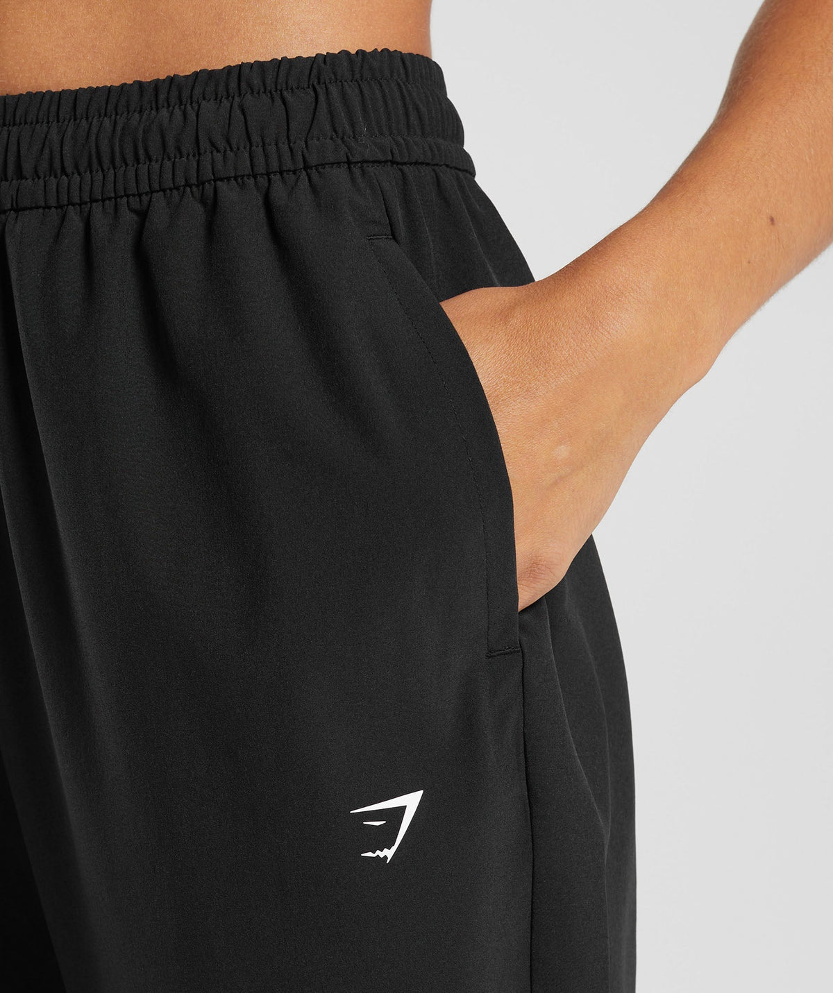 gymshark-everyday-woven-pant-black-aw24